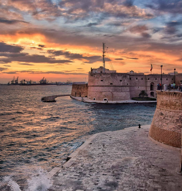 Il mare e la facciata del Castello Aragonese di Taranto