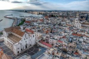 vista di bari città vecchia e basilica e lungomare