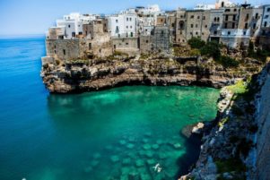 Il centro storico di Polignano arroccato sul mare