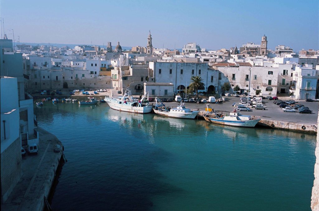 una vista dall'alto del porto di monopoli dal castello Carlo V