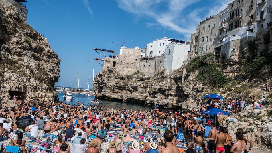 vista della cala e bastione santo stefano a polignano